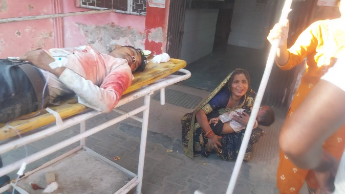 कासगंज में दर्दनाक सड़क हादसा, अनियंत्रित बाइक पेड़ से टकराई; 3 वर्षीय मासूम की मौत, दो युवक गंभीर