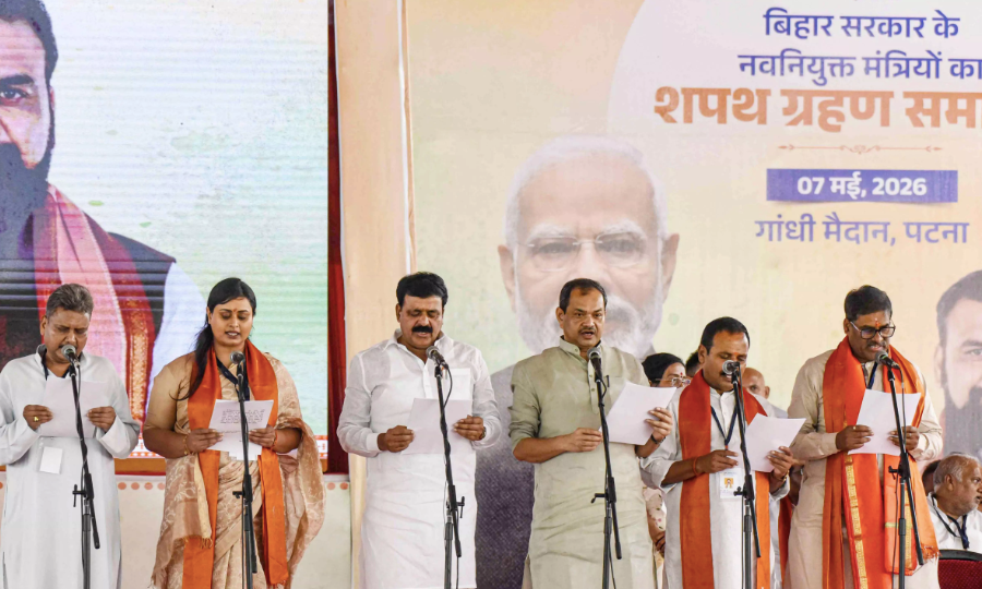 बिहार में कैबिनेट विस्तार: सम्राट चौधरी मंत्रिमंडल में 32 नए मंत्रियों ने ली पद और गोपनीयता की शपथ, रामकृपाल यादव और अशोक चौधरी समेत कई दिग्गज मंत्री बने