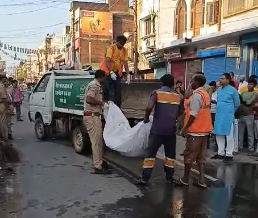 महराजगंज में दर्दनाक हादसा, महिला को चार ट्रकों ने कुचला; शव कूड़ा गाड़ी से भेजने पर भड़के लोग
