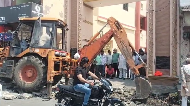 शामली में जल निकासी की मांग को लेकर दुकानदारों का प्रदर्शन, नगर पालिका गेट पर जताया विरोध
