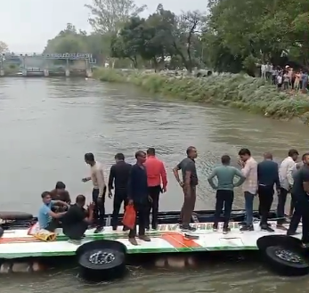 ब्रेकिंग न्यूज: कानपुर के बिधनू में बड़ा सड़क हादसा, तेज रफ्तार बस नहर में गिरी; यात्रियों को बचाने में जुटी पुलिस