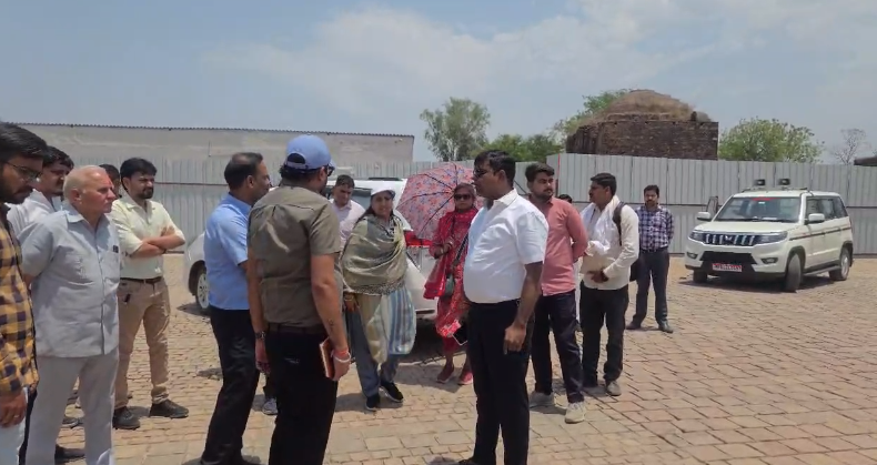 निवाड़ी: रामराजा लोक फेस-2 में देरी पर भड़कीं कलेक्टर जमुना भिड़े, बोलीं- “दो दिन में पार्किंग शुरू करो, वरना होगी कार्रवाई”