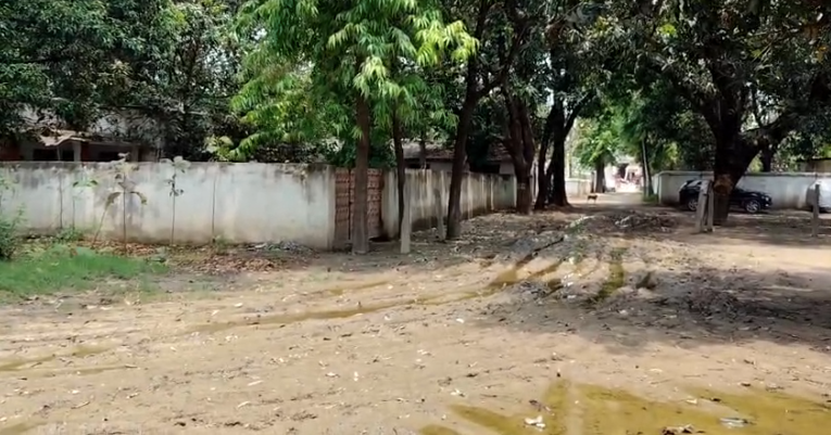 कुशीनगर:गड्ढों और कीचड़ में तब्दील सिंचाई विभाग का रास्ता, लोग परेशान