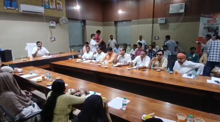 शामली: नगर पालिका बोर्ड बैठक में सभासद पतियों की मौजूदगी पर हंगामा, सभासदों और चेयरमैन में तीखी नोकझोंक