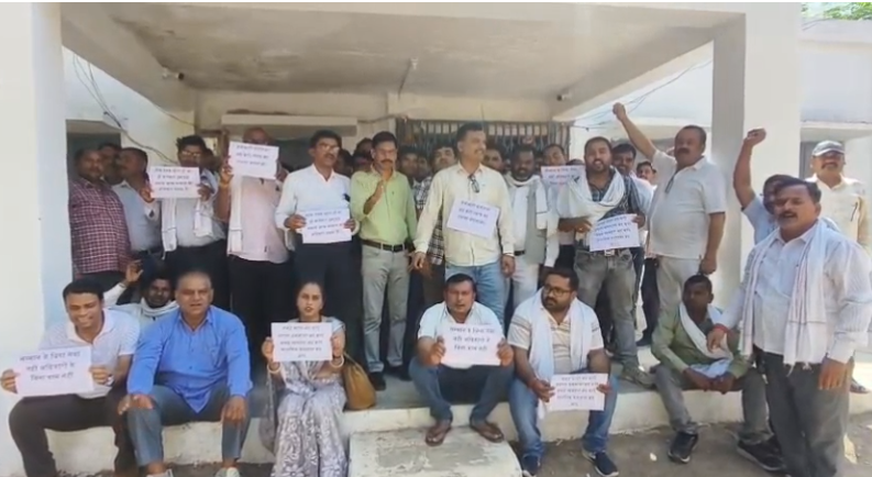 रीवा के त्यौंथर जनपद पंचायत में पंचायत अमले का हंगामा, कलेक्टर-सीईओ के विरोध में कार्यालय पर जड़ा ताला