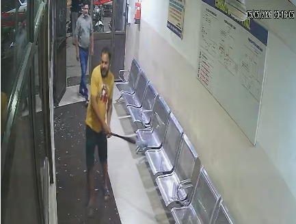 जबलपुर ब्रेकिंग: चिरायु हॉस्पिटल में बवाल, बच्चे की मौत के बाद परिजनों ने की तोड़फोड़ और पुलिस से बदसलूकी।