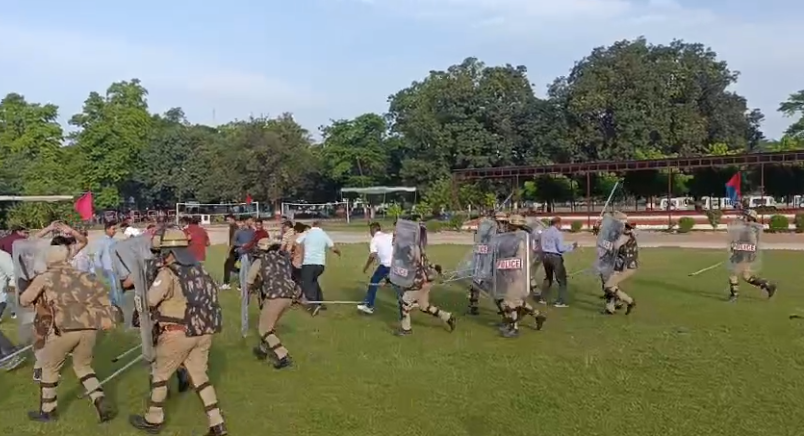 लखीमपुर खीरी पुलिस लाइन में दंगा नियंत्रण मॉक ड्रिल, आपात हालात से निपटने का कराया गया पूर्वाभ्यास
