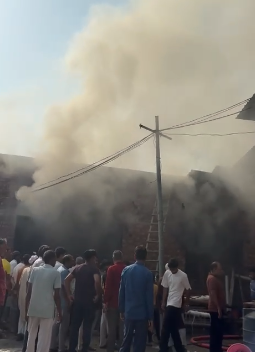 बिजनौर: कपड़ा कताई कारखाने में लगी भीषण आग, लाखों का सामान जलकर राख; दमकल विभाग ने घंटों की मशक्कत के बाद पाया काबू