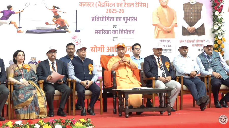लखनऊ: अखिल भारतीय पुलिस बैडमिंटन क्लस्टर प्रतियोगिता का भव्य शुभारंभ,बैडमिंटन कोर्ट पर उतरे सीएम योगी, खिलाड़ियों ने कहा – “योगी जी इज ग्रेट”
