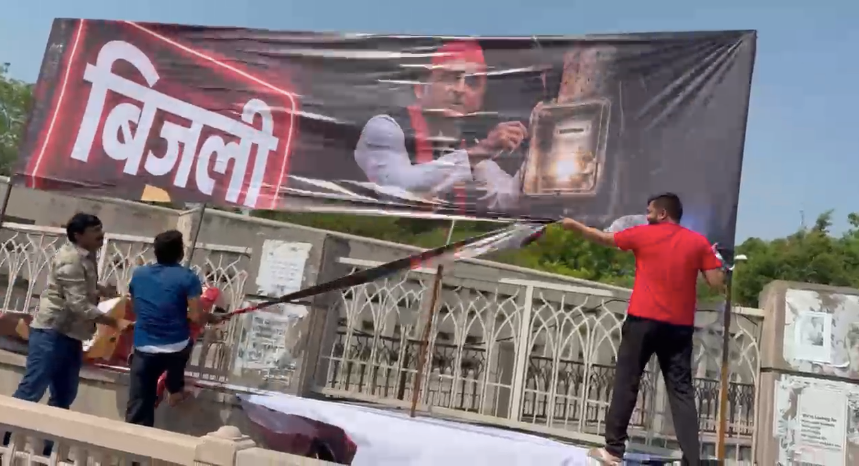 लखनऊ: सपा नेता शौकत अली ने अखिलेश यादव के खिलाफ लगे पोस्टर हटाए, कहा- ‘अभद्रता बर्दाश्त नहीं’