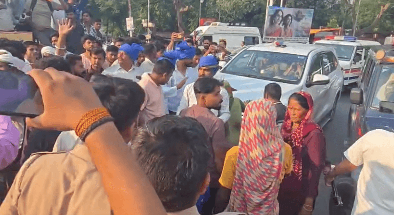 बिजनौर जेल में बंदी का फंदे से लटका मिला शव, परिजनों ने हत्या का आरोप लगा जजी चौराहे पर काटा हंगामा