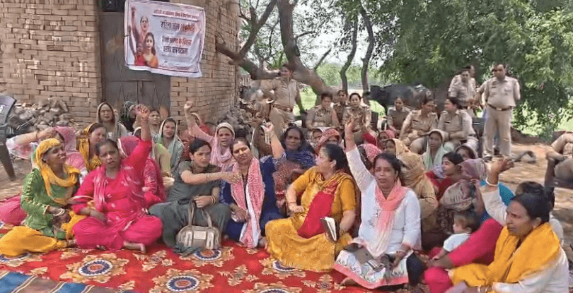 महिला आरक्षण के विरोध पर भड़कीं महिलाएं, शामली में सांसद इकरा हसन के आवास के बाहर सैकड़ों महिलाओं का धरना प्रदर्शन