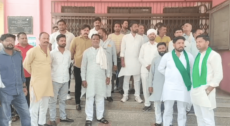 शामली: प्रसव में लापरवाही का आरोप, किसान संगठन संग सीएमओ ऑफिस पहुंचा पीड़ित