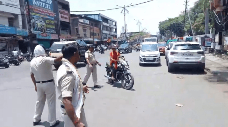 जबलपुर: रांझी में सड़क सुरक्षा को लेकर पुलिस का सघन चेकिंग अभियान, चिलचिलाती धूप में भी मुस्तैद नजर आए जवान