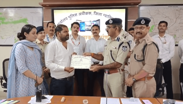 ग्वालियर पुलिस ने लौटाई लोगों की मुस्कान, 1.41 करोड़ के 571 गुम मोबाइल किए वापस