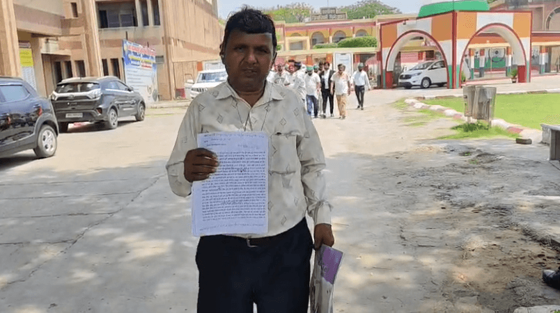 फिरोजाबाद:डीएम कार्यालय में फरियादियों को रोके जाने पर हंगामा, पीड़ितों ने लगाया गंभीर आरोप