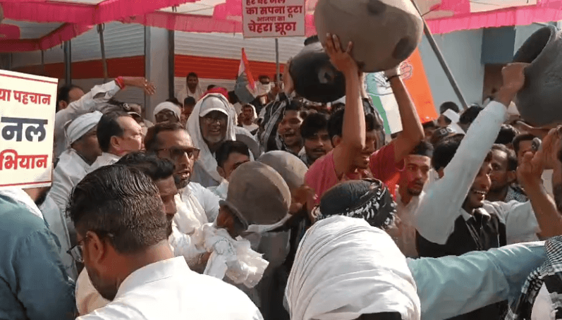 बुरहानपुर में पेयजल संकट पर कांग्रेस का निगम पर हल्लाबोल, मटका फोड़ प्रदर्शन; 8 दिन में सुधार नहीं तो ‘बुरहानपुर बंद’ की चेतावनी