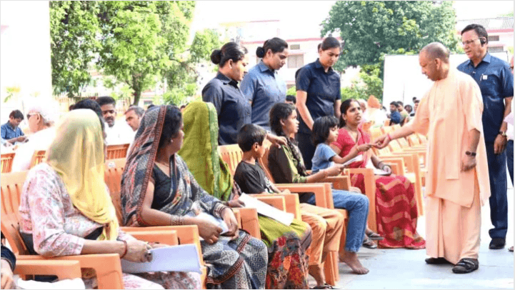 सीएम योगी का जनता दर्शन: “चिंता मत करिए, इलाज में सरकार करेगी भरपूर मदद”