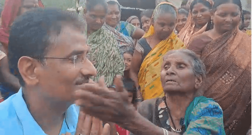 दमोह कलेक्टर की अनोखी पहल, वृद्ध महिला के घर पहुंचकर दिलाई 8 माह से रुकी पेंशन, अधिकारियों से वसूली कर तुरंत कराया भुगतान