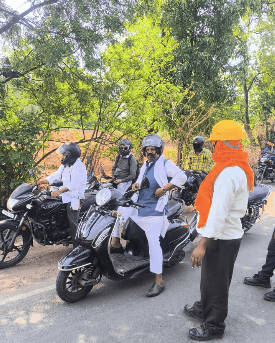 उमरिया में विधायक शिवनारायण सिंह ई-स्कूटर से पहुंचे जिला मुख्यालय, पेट्रोल-डीजल बचत का दिया संदेश