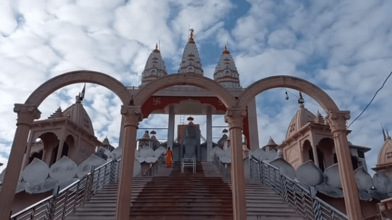 दमोह/पथरिया: विरागोदय जैन मंदिर परिसर में चोरी, दान पेटी लेकर फरार हुए दो बदमाश CCTV में कैद