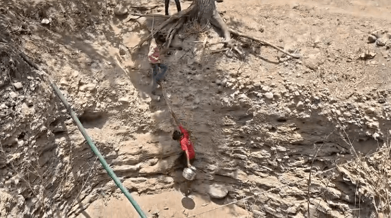 बुरहानपुर Exclusive : 25 फीट गहरे कुएं में उतरकर पानी भरने को मजबूर आदिवासी बच्चे, धूलकोट में ‘हर घर नल से जल’ के दावों की खुली पोल