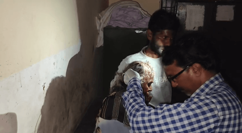 हमीरपुर में ‘टॉर्च’ के भरोसे स्वास्थ्य सेवाएं, सुमेरपुर PHC में मोबाइल की रोशनी में हुआ मरीज का इलाज