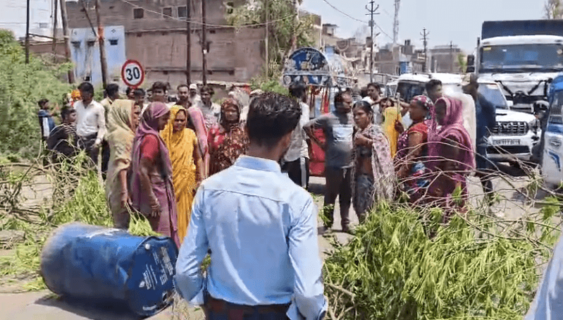 हमीरपुर में आंधी का कहर: सुमेरपुर में 1500 खंभे टूटने से 4 दिन से बत्ती गुल; पानी को तरसे लोग, महिलाओं ने NH-34 पर लगाया जाम