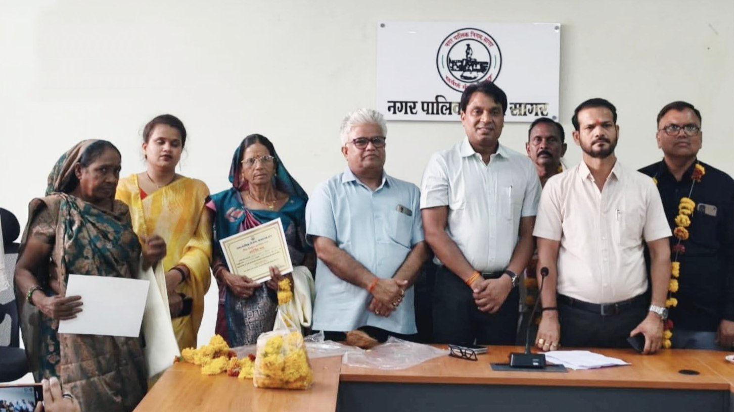 सागर: नगर निगम के 6 कर्मचारी सेवानिवृत्त, शाल-श्रीफल से किया गया सम्मान