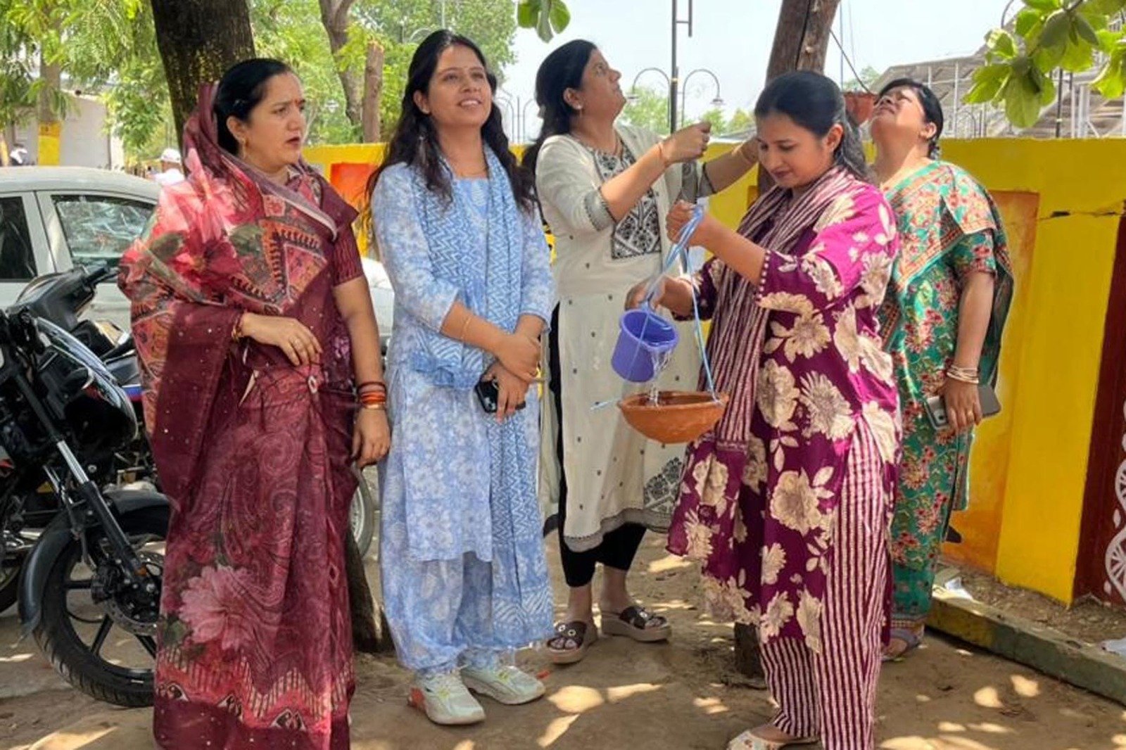 नर्मदापुरम नगरपालिका में ‘नीर पखेरू’ अभियान, पक्षियों के लिए लगाए गए पानी से भरे सकोरे
