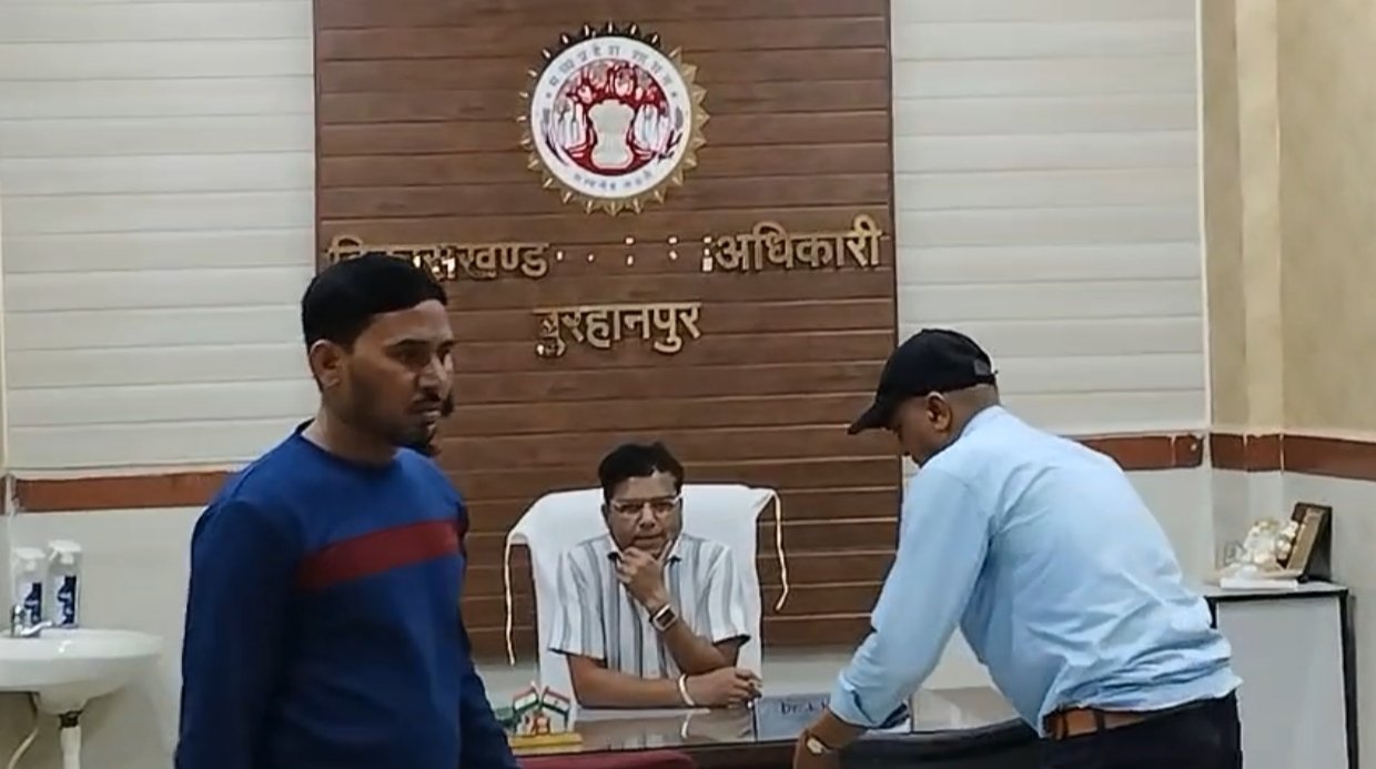 बुरहानपुर में स्वास्थ्य व्यवस्था पर सवाल, रेफर के दौरान रास्ते में गर्भवती की डिलीवरी, अस्पताल में हंगामा