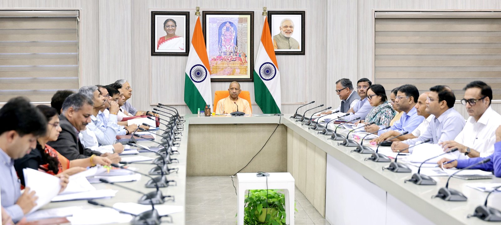 मुख्यमंत्री योगी ने इंफ्रास्ट्रक्चर परियोजनाओं को मिशन मोड में पूरा करने के दिए निर्देश; यूपी में 31 मई तक 90% भूमि अधिग्रहण पूरा करें: मुख्यमंत्री योगी