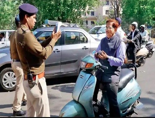 भोपाल ट्रैफिक पुलिस का सख्त अभियान, बिना हेलमेट वालों पर बड़ी कार्रवाई- 2229 चालान, ₹5.34 लाख समन शुल्क वसूला