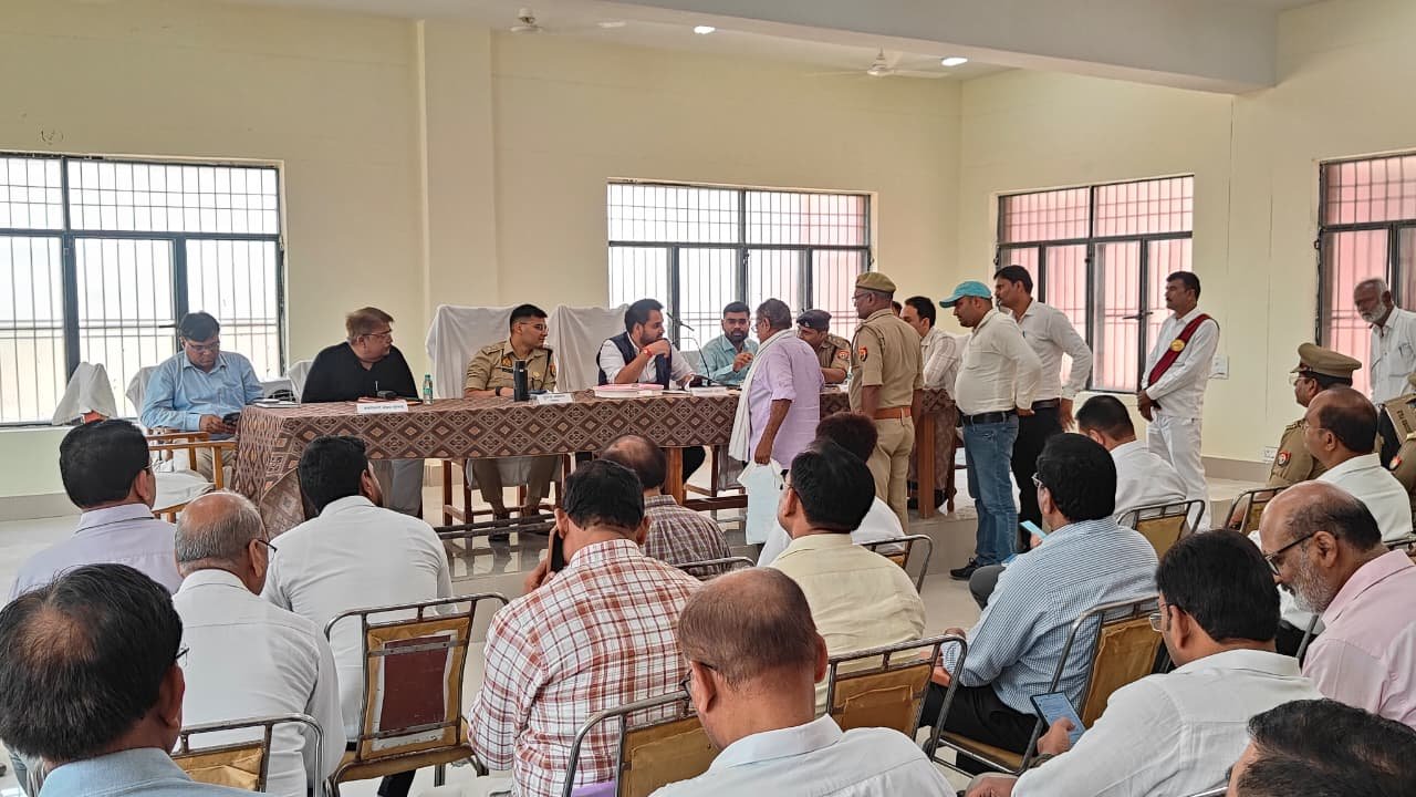 सोनभद्र में सम्पूर्ण समाधान दिवस, DM-SP ने खुद सुनीं शिकायतें, अफसरों को सख्त निर्देश