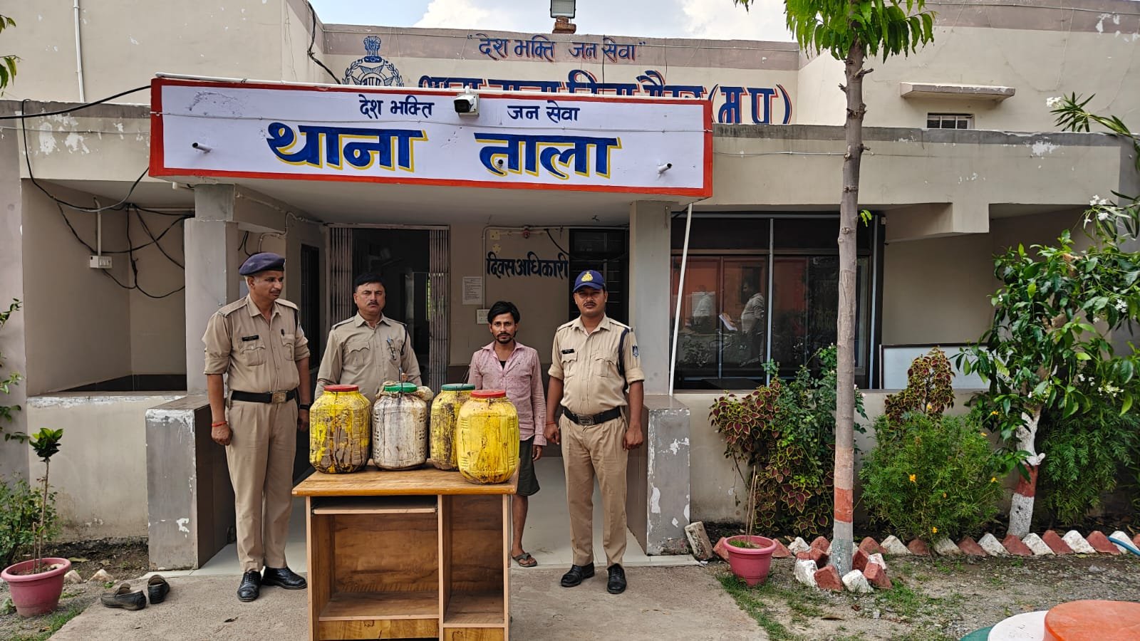 मैहर के थाना ताला पुलिस की बड़ी कार्रवाई, 60 लीटर कच्ची महुआ शराब के साथ एक आरोपी गिरफ्तार, महिला फरार
