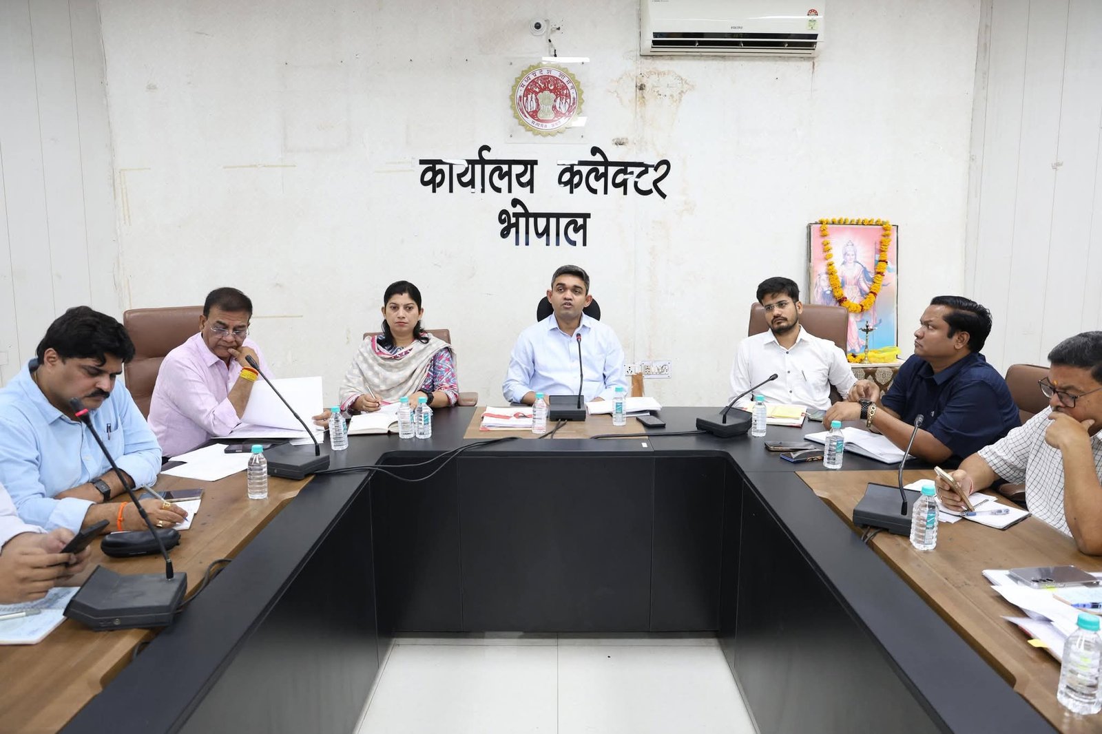 भोपाल में कलेक्टर प्रियंक मिश्रा की बैठक, जनसमस्याओं पर फोकस