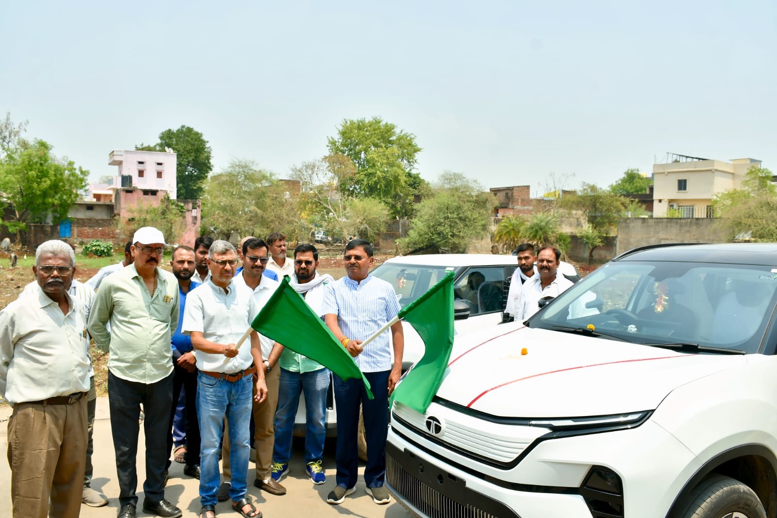 सतना में हरित शहर की दिशा में कदम, महापौर ने 10 इलेक्ट्रिक वाहनों को दिखाई हरी झंडी