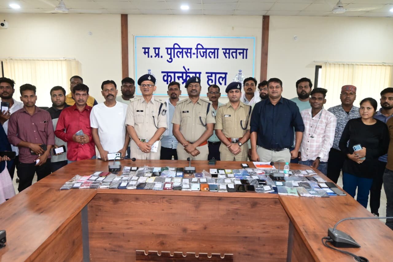 सतना पुलिस की बड़ी सफलता, 155 गुम मोबाइल फोन बरामद कर मालिकों को लौटाए
