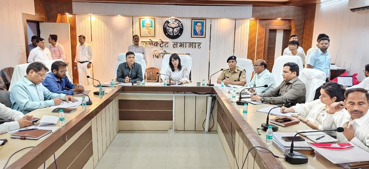 फिरोजाबाद में प्रमुख सचिव की समीक्षा बैठक, दो माह में लंबित परियोजनाएं पूरी करने के सख्त निर्देश