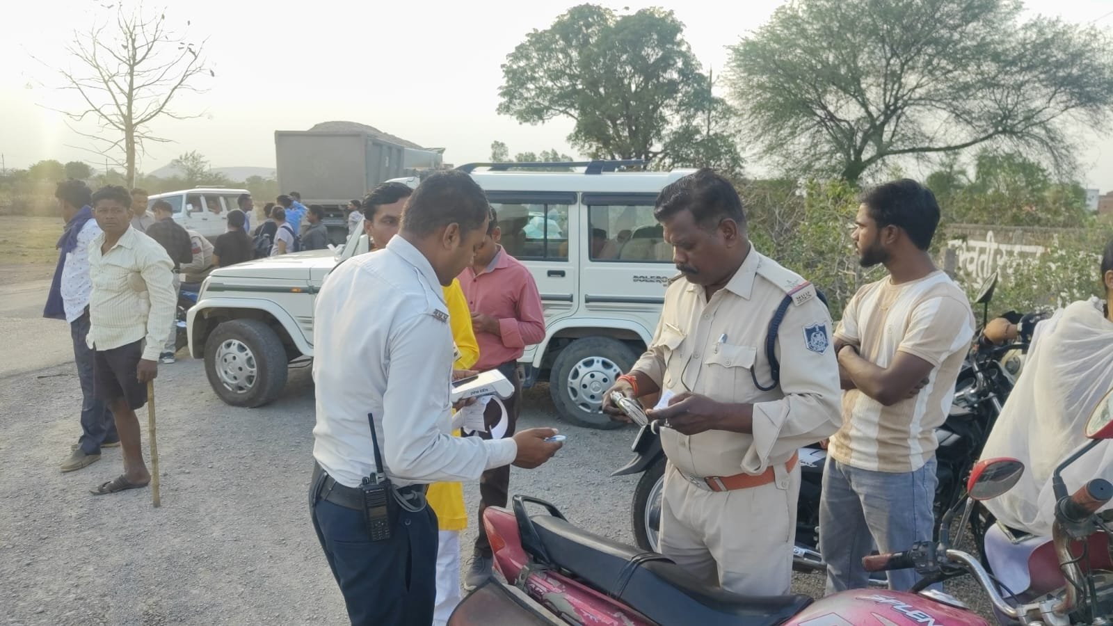 मैहर में सड़क सुरक्षा सप्ताह पर सवाल: जागरूकता कम, चालान अभियान ज्यादा, हेलमेट सिर्फ डर से पहनाया जा रहा है?