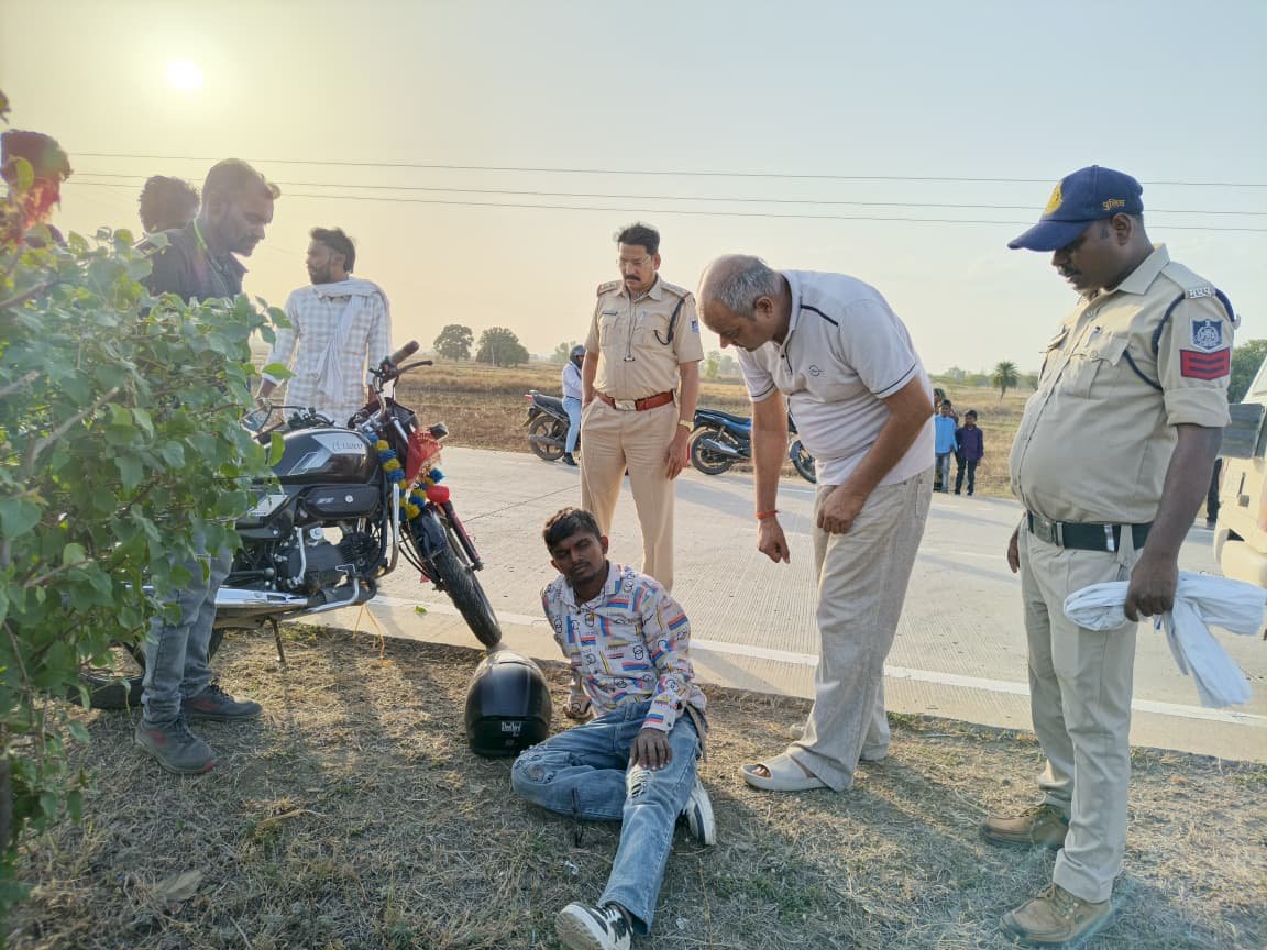 NH-30 पर भीषण सड़क हादसा, हेलमेट ने बचाई युवक की जान; गंभीर दुर्घटना में सुरक्षित रहा सिर