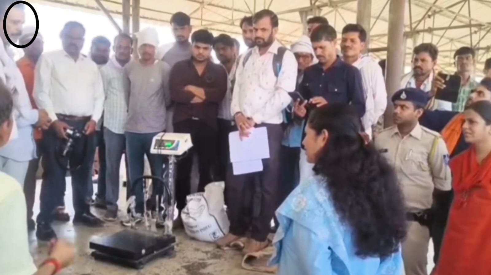 सागर के केसली में चना-मसूर खरीदी में गड़बड़ी उजागर: कलेक्टर प्रतिभा पाल के निरीक्षण में ओवरवेट तुलाई पकड़ी, प्रबंधक को नोटिस