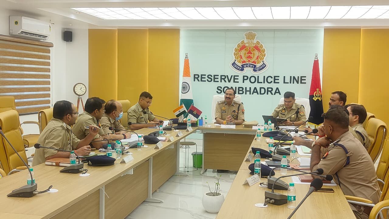 सोनभद्र में IG आर.पी. सिंह का वार्षिक निरीक्षण: कानून-व्यवस्था की समीक्षा, अपराधियों पर सख्ती के निर्देश