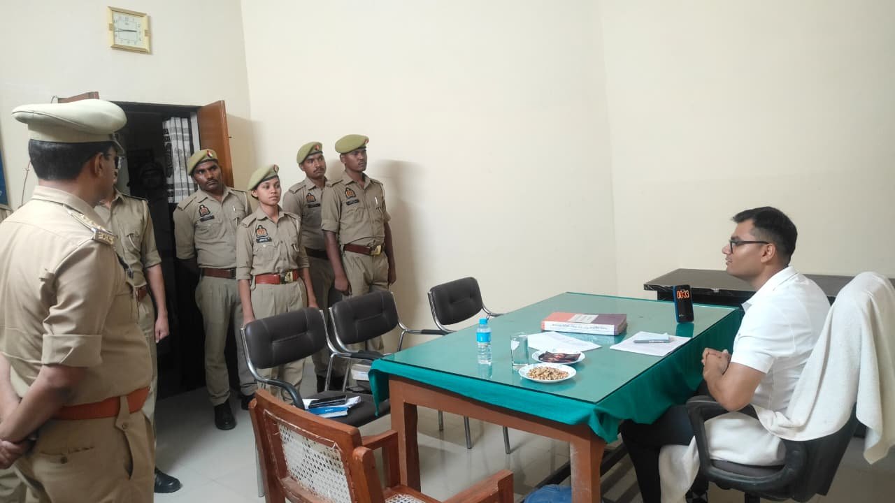 सोनभद्र में एसपी अभिषेक वर्मा का देर रात औचक निरीक्षण, थाना रामपुर बरकोनिया की व्यवस्थाएं परखी