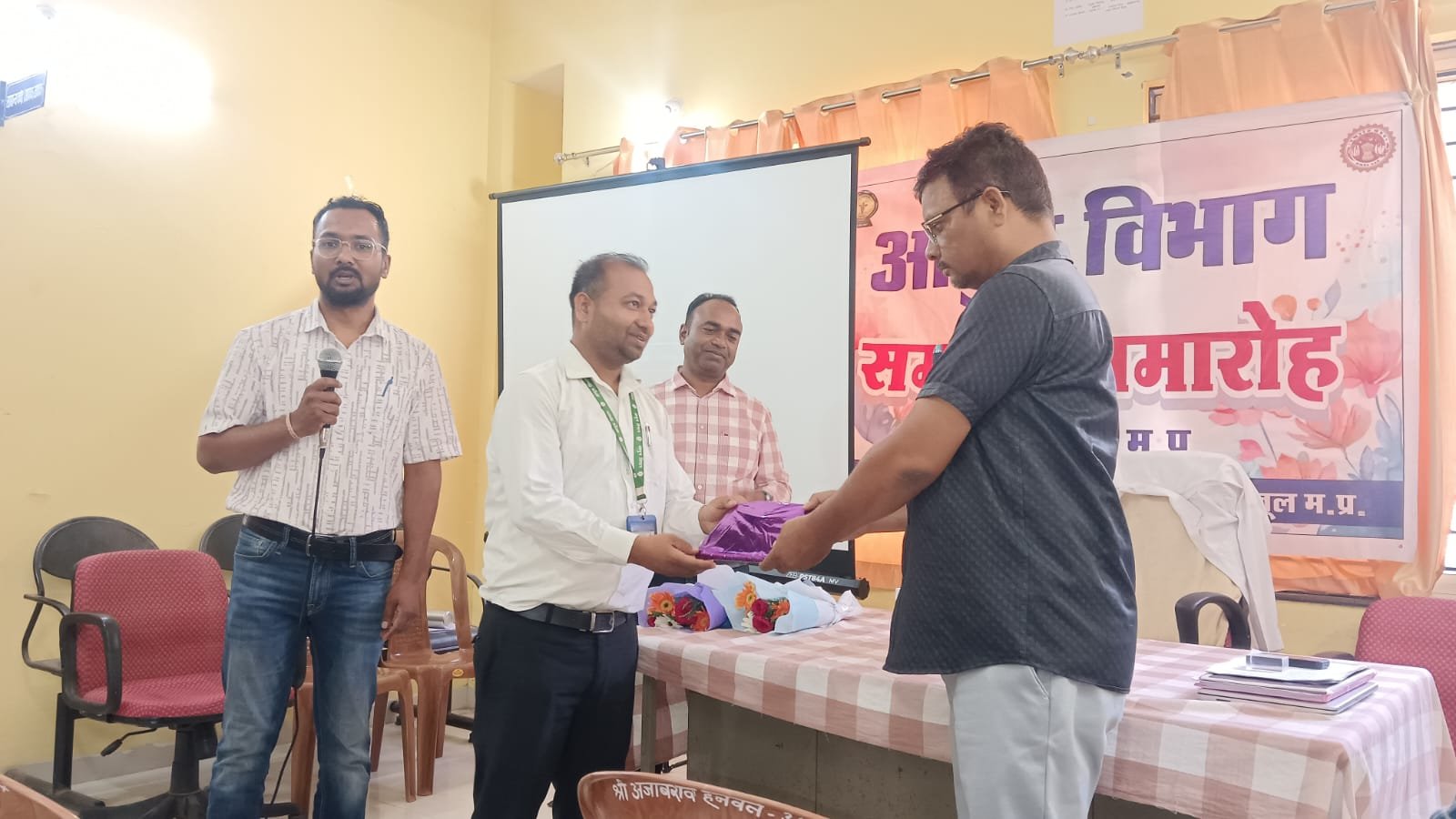 बैतूल आयुष विभाग की समीक्षा बैठक: मुख्यालय छोड़ने वाले कर्मचारियों पर सख्ती, समय पर अस्पताल खोलने के निर्देश