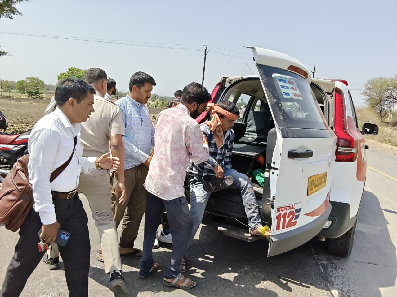 रतलाम: बिनोली फंटा रोड पर तीन बाइक सवारों की टक्कर, 3 घायल, डायल-112 ने पहुंचाया अस्पताल