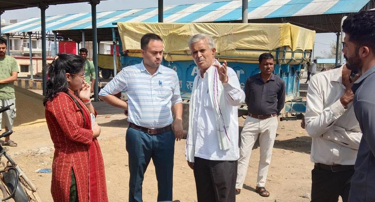 एसडीएम महिमा चौधरी का कृषि उपज मंडी आरोन में औचक निरीक्षण, अव्यवस्थित ट्रैक्टर-ट्रॉलियों पर चालानी कार्रवाई