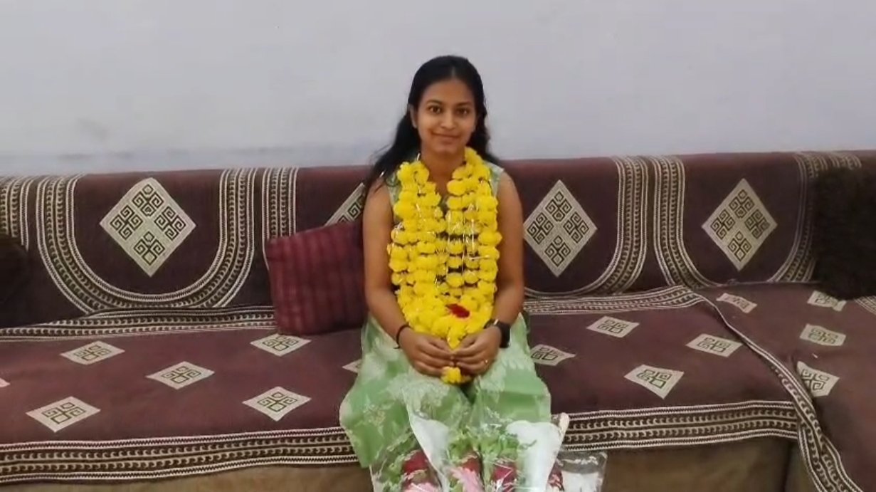 बुरहानपुर: मजदूर की बेटी ने रचा इतिहास, बहादरपुर की रुचिका बनी डॉक्टर