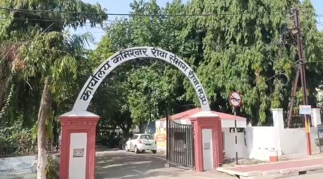 रीवा में कलेक्टर के समर्थन में उतरे लोग, मुख्यमंत्री को सौंपा ज्ञापन