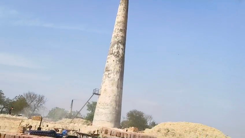 कासगंज में जहरीला धुआं उगल रहे ईंट भट्ठे, वायरल वीडियो ने खोली पोल;SDM बोले- “प्रदूषण बोर्ड से बात करें”